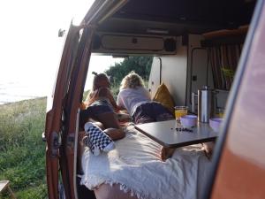 ImagenGemütlicher Volkswagen T3 Van in Nordspanien 6