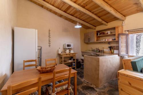 ImagenFlatguest Charming House + Pool + Terrace + Views 2