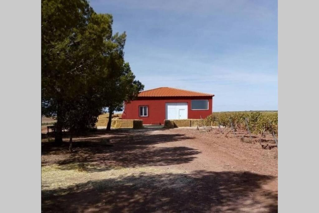 Casita de campo con vistas a una lagunaimagen principal