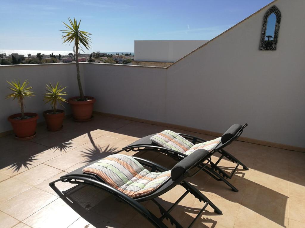 Apartamento con piscina y terraza con vista al marimagen principal