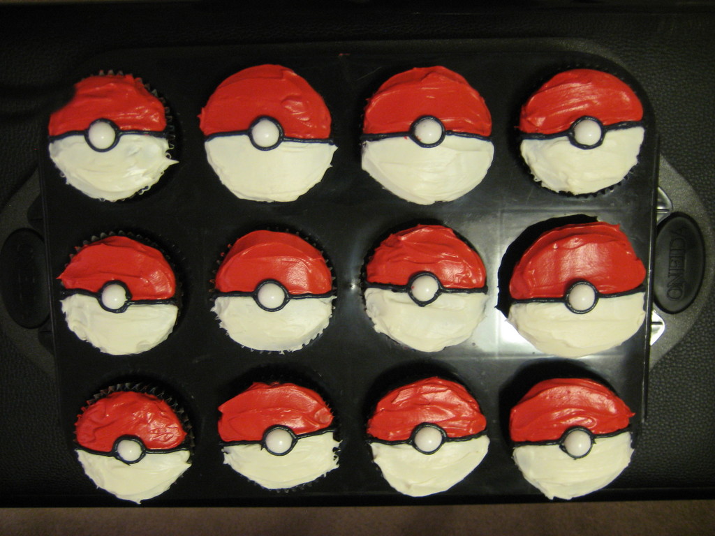 Pokemon Pokeball Cupcakes - CakeCentral.com, image size:1024x768