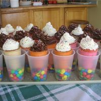 End Of School Year Party - Ice Cream Cone Cupcakes We had a swim party for the end of the year & I needed a quick, easy dessert for the kids...plus it needed to be easily transported....