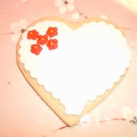 Valentine Cookie Very easy to make since I rolled out the pettinice fondant and had already made the flowers some days before. Easy and classic.