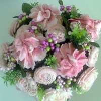 Cupcake Bouquet. why does my frosting look like this? I think maybe I make it too thick/stiff? Will try to use a softer one next time.