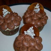 119809649322979.jpg banana cupcakes, chocolate-caramel frosting, burned sugar coins with white chocolate tree imprints.