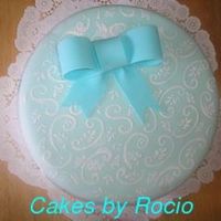 Ponque02.jpg My second fondant cake, and my first time fondant bow.