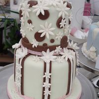 Summer Daisy Whole cake was decorated with MMF
