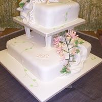 Hunnysuckle Wedding Cake This was the first time I had made Hunnysuckle flowers....