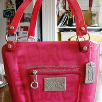 Pink Coach Poppy Purse Chocolate fudge cake with banana creme mousse filling, iced with buttercream and covered in MMF. Gumpaste handles and accents. TFL!