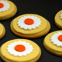 Daisy Cookies Tried the fondant daisies on cookies for a street party we have today. Getting the hang of it now, slowly :-)
