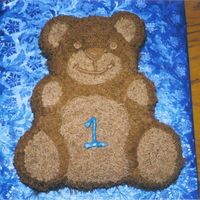 Huggable Bear Gift for a friend's child's first birthday. I don't like the look of Star tip decorating, so I used the grass tip. I like...