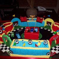 Car's es un ponque con almendra con la pista en pasta laminada y pastillaje frosting de manteca. El biz fue hecho el vierne y hoy fue laborado,...