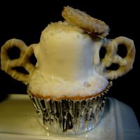 Angel Cupcake Vanilla cupcake with marshmallow frosted on and dipped in white icing. Chocolate covered pretzel wings and halo