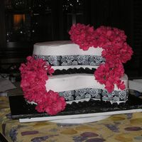 Black / White / Pink it is a paisley shaped pan...i think it would have looked much better in either round or square.