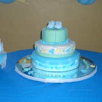 Baby Shower Bizocho de almendras y sirop de amareto. Use los cortadores de wilton para hacer la ropitade beb&eacute;, es mi primer bizcocho torta...