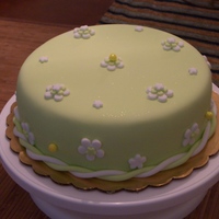 Bizcocho De Queso Crema Con Sirop De Amareto Y Pasta Laminada Bizcocho de queso crema con sirop de amareto y pasta laminada.