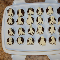 Ghost Minicupcakes Chocolate cake with chocolate buttercream and candy melt ghost