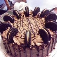 Sp_A0174.jpg Peanut Butter oreo cake. It has chocolate peanut buttercream.