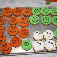 Cupcakes To Match At the even very lastest minute, they called me with a DOUBLE guest count. There was no way I could have made more cake, so I tossed in 2...