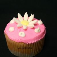 Daisy Cupcake butter yellow cupcake w/ buttercream frosting in Pink. Satin Ice Daisy on top. Inspired by katharry. Thanks