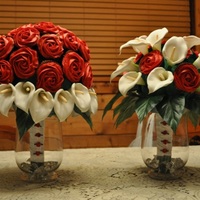 Bridal Cupcake Bouquet Did these for my cousins bridal shower. I used the 2D Wilton tip to do the rose swirl...what a lifesaver. I started off piping roses, but...