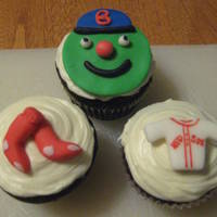 Red Sox Cupcakes The Green Monster was inspired by a photo seen on Smart Mama Cakes. The jersey and sox were inspired ones created by Swissy Missy,