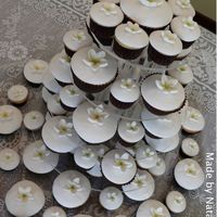 Cupcakes Vanilla cupcakes for a green and brown themed wedding, there are 40 miniature and 40 standard size.Thanks for looking!