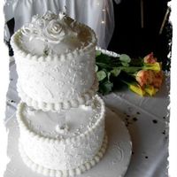 Sweet Very delicate "S" pattern all over the cake, with gumpaste roses on top.