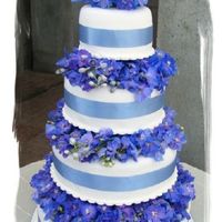 Blue Hydrangea I used hidden pillars to separate the cakes and then filled in the space with (silk) hydrangeas.