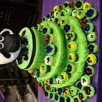 Sheep / Cupcakes Rice Crispy sheep covered in fondant and cupcakes with buttercream and real edible painsys