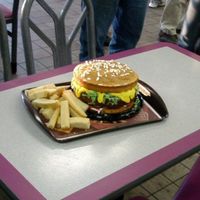 Chzbrgr_Cake.jpg Made this for my daughter 5th birthday. Yellow cake (bun), Chocolate cake(burger), sesame (rice crispies), lettuce (green food colored...