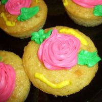 Up Close... no i did not make roses or anything on purpose but i was just squeezing the icing out and it looked good.....lol