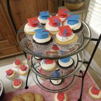 Go Jessica!!! Little hats were made of gumpaste