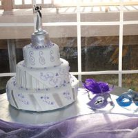 Holly_Wedding_Cake.jpg 