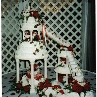More Red Roses Here is another cake that me and my sister did. The last post I did was such a big hit at that wedding that we did another one for someone...