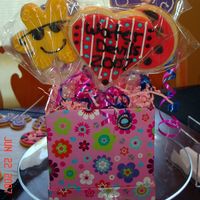 Pictures_10-05_4466472391.jpg NFSC covered with MMF and RI details. I made these for a swim team dessert auction. Here's the bouquet.