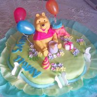 Winnie This is a cake sculpture, i founded this mini baloons in a store near home, everything else is gumpaste and fondant