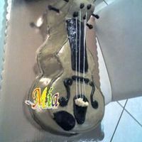 Violin Este es mi primer violin, todo en buttercream, el proximo me quedara mejor...Las cuerdasl as hice con alambr de floristeria.