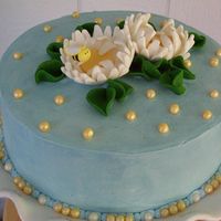 Mother's Day Dasies WBH buttercream icing. SatinIce dasies & bee. Pearls & leaves are made from white chocolate clay.