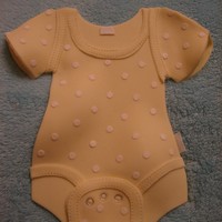 Onesie Made out of gumpaste to be used as a topper on a cake. Everybody love it and I hope you do too.