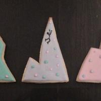 Rock Climbing Cookies for a little girl's indoor rock climbing party. Large for the goody bags, small for the top of the cupcakes. NFSC and Antonia...