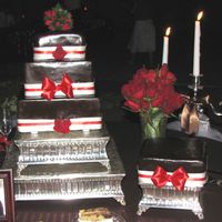 Wedding_March_07_7.jpg Here is a picture of my 4th wedding cake. Originally the tiered cake had bows on each tier but the bride decided she didn't like them...