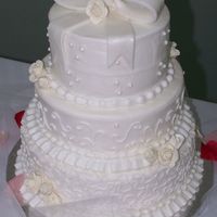 Bows & Roses Small cake in Buttercream with Fondant Bow and Roses out of Gumpaste