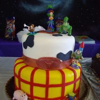 Imgp0657_Redimensionar.jpg un cliente me pidio que le hiciera este cake, la verdad no se exactamente de donde saco el modelo pero yo creo que lo habia visto antes...