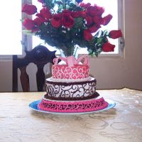 Practica cake de chocolate con frosting de chocolate , el del medio era marmoleado y el primero de vainilla .