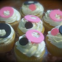 Funky Circles Cupcake Graduation cake compliments the cake.