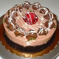 Bizcocho De Queso Bizcocho de Queso con galletas Oreo molida, whip topping de chocolate y fresascon chocolate (milk & white)