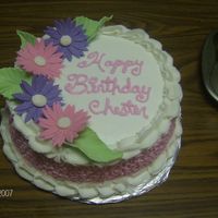 Gumpaste Daisies gumpaste daisies with gp leaves and cornelli lace on the sides... its so simple and yet so girly :)