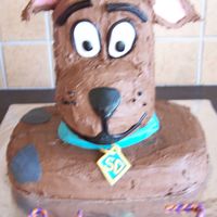 3D Scooby Doo Thanks to cakesoutside the box for this idea. I chose not to place a board under the chin, but rather baked a rectangle cake (shoulders), a...