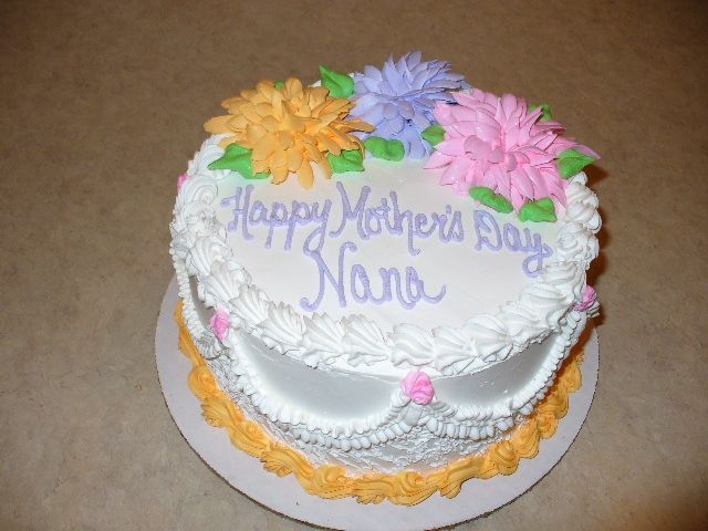 P1000188.jpg 8" double layer with whipped icing